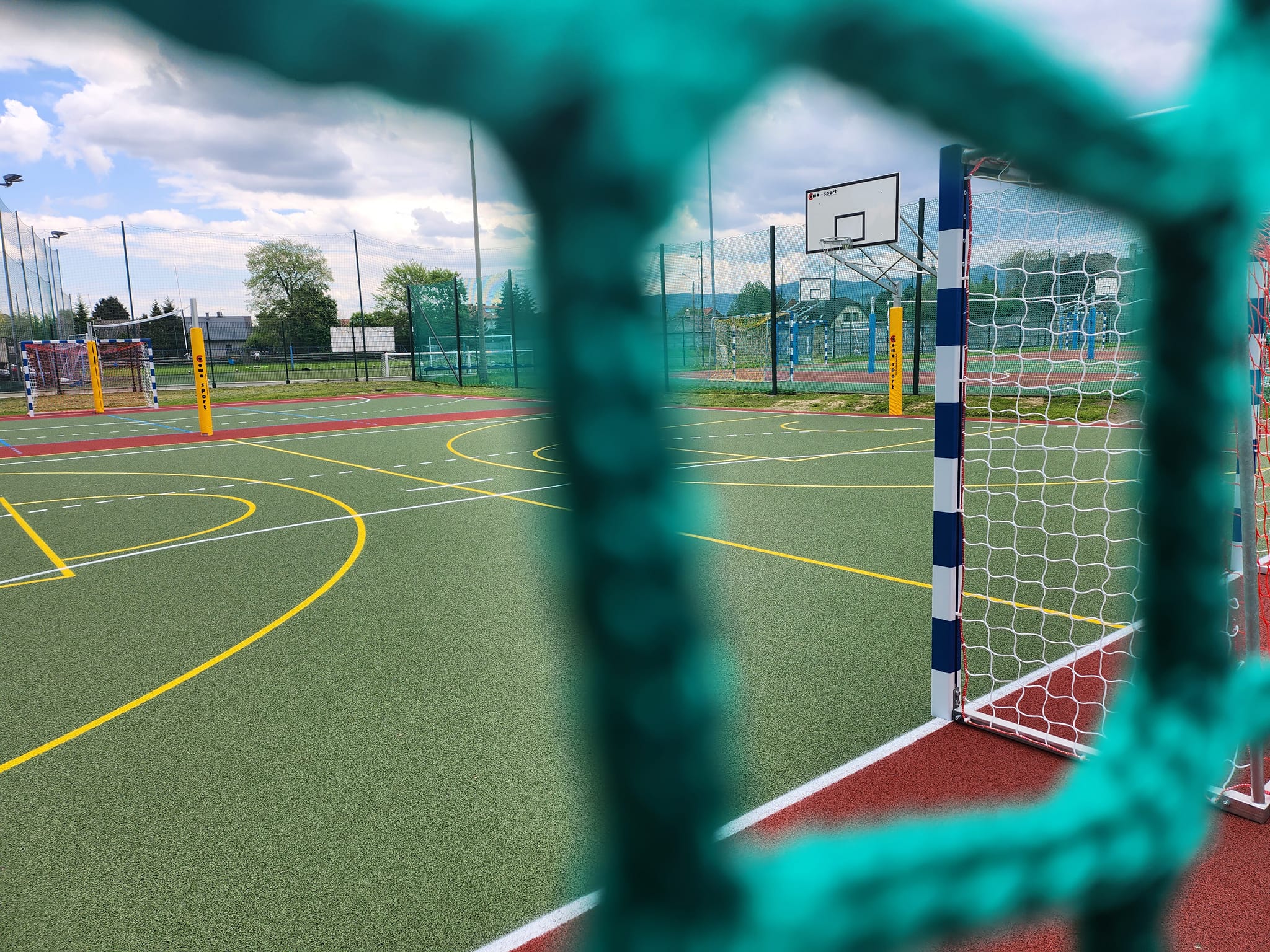 Boiska sportowe o nawierzchni poliuretanowej i trawiastej