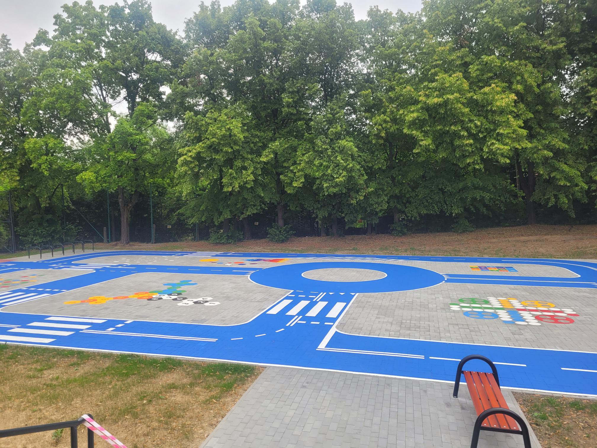 Strefy relaksacyjne edukacyjne, w tym place zabaw oraz miasteczka ruchu rowerowego