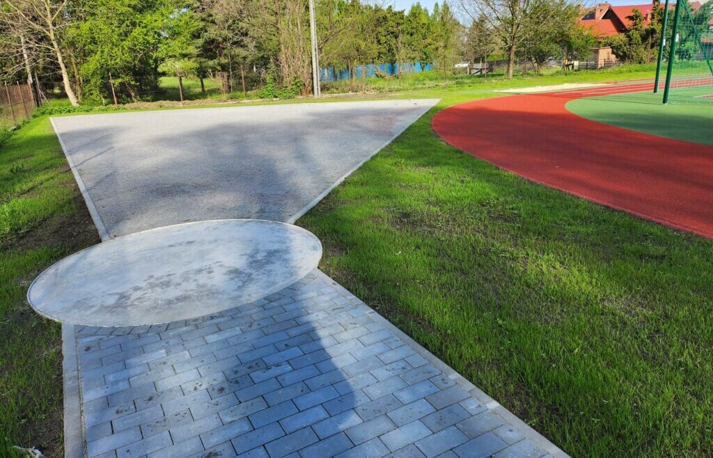 Rzutnia kulą przy boisku wielofunkcyjnym w Kobiernicach