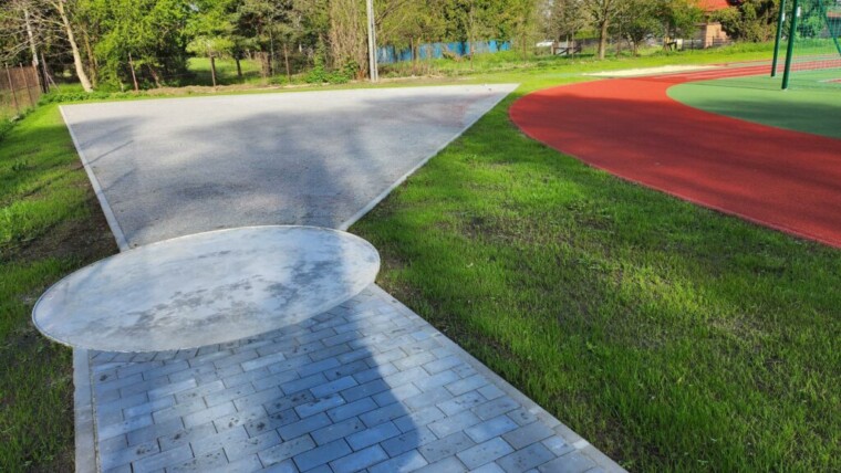 Rzutnia kulą przy boisku wielofunkcyjnym w Kobiernicach